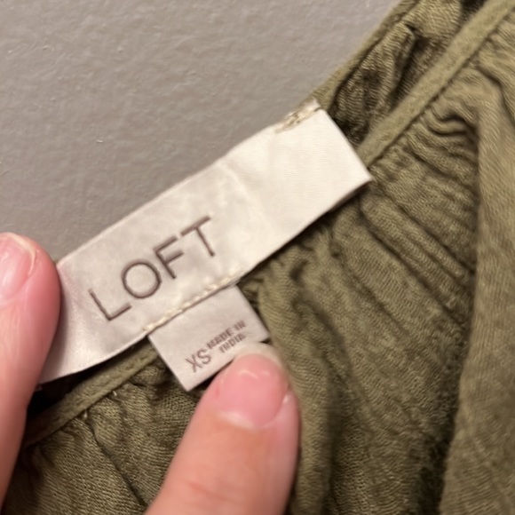 LOFT V neck ruffle Blouse 
Size XS
LOFT - Picture 5 of 9